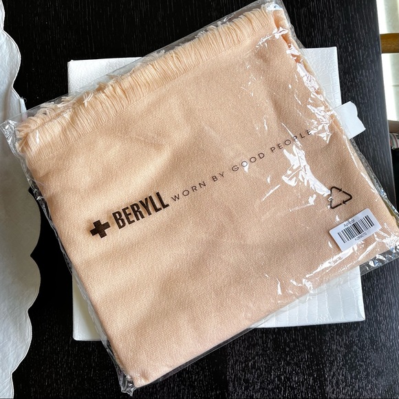 Beryll Cashmere Wrap Scarf - Picture 6 of 7